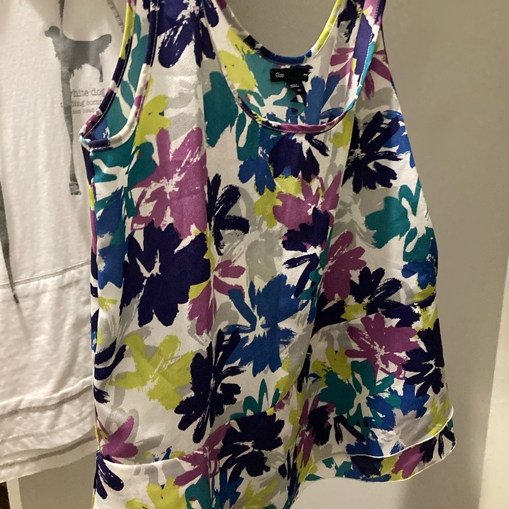 Gap. Fun floral tank top. Loose fit. Gap size xs